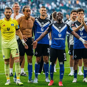 Verdienter Lohn: Die HSV-Profis bejubeln den Punkt in Gladbach vor ihren Fans.