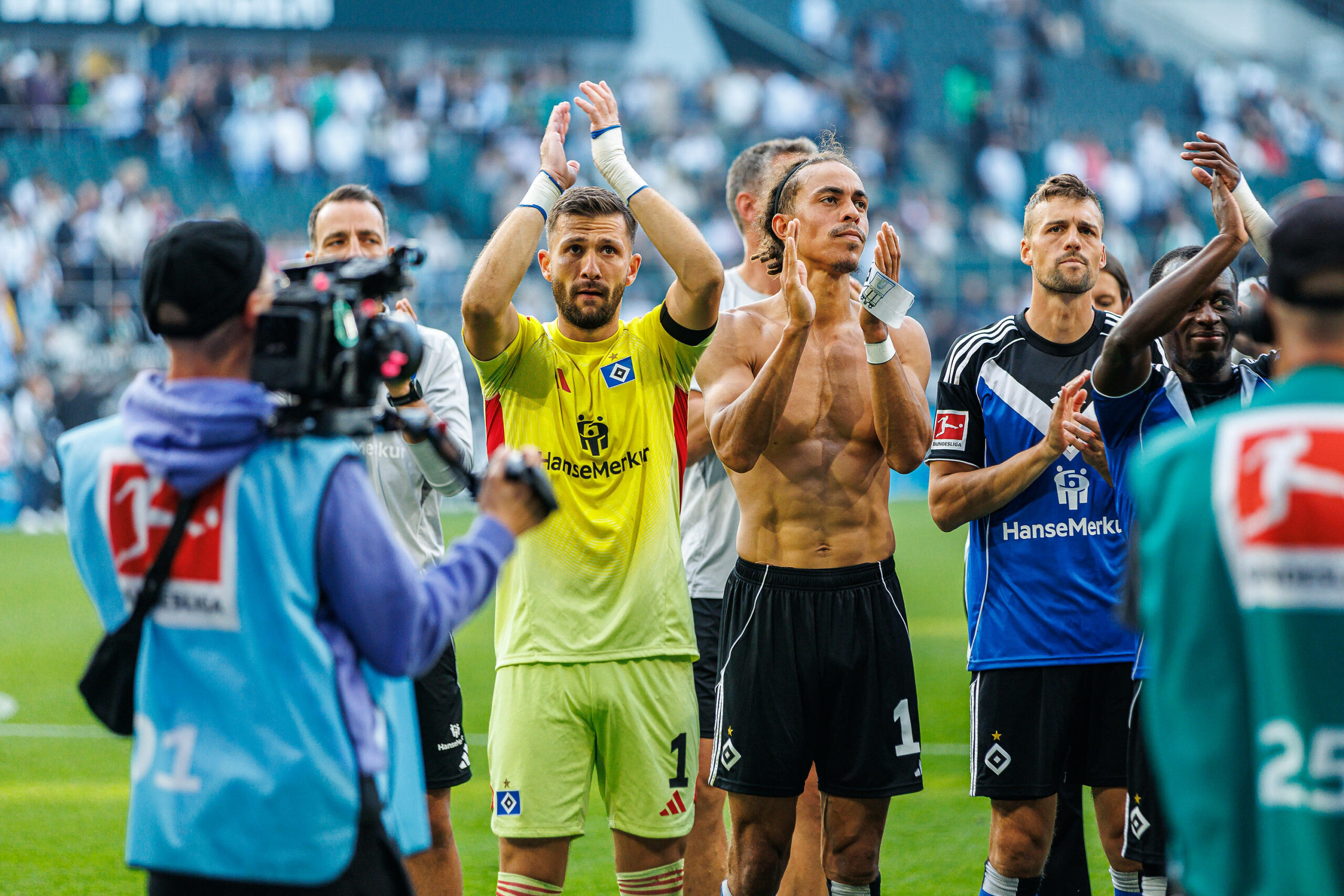 Daniel Heuer Fernandes, Yussuf Poulsen, Jonas Meffert und Jean-Luc Dompé klatschen vor den HSV-Fans in die Hände