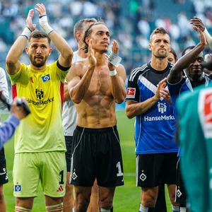 Daniel Heuer Fernandes, Yussuf Poulsen, Jonas Meffert und Jean-Luc Dompé klatschen vor den HSV-Fans in die Hände