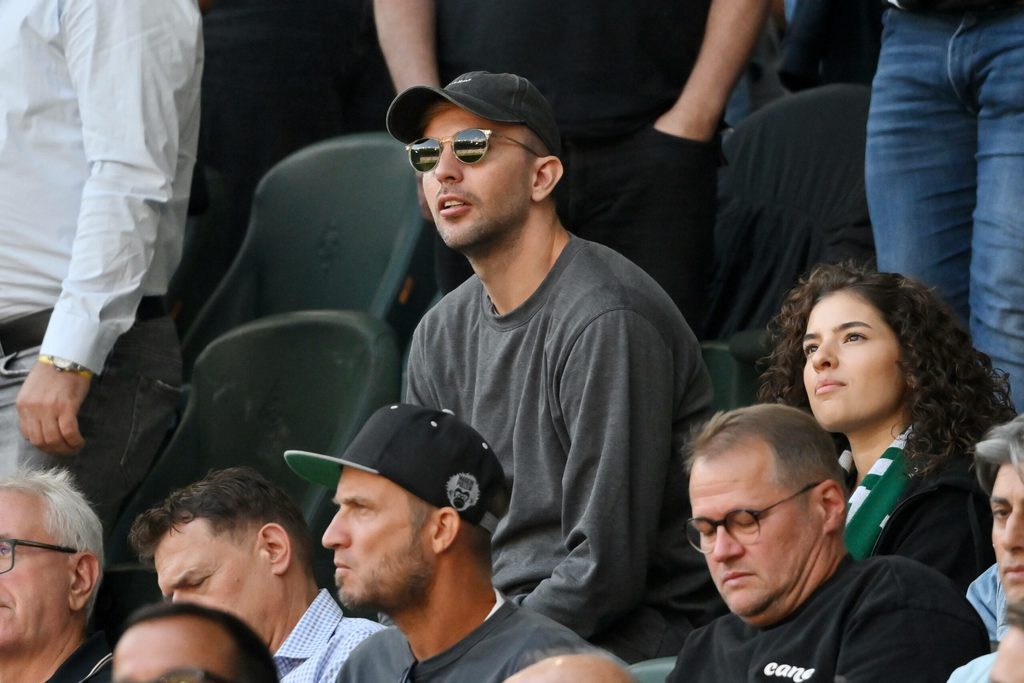 Christoph Kramer sitzt mit Sonnenbrille auf der Tribüne des Borussia-Parks