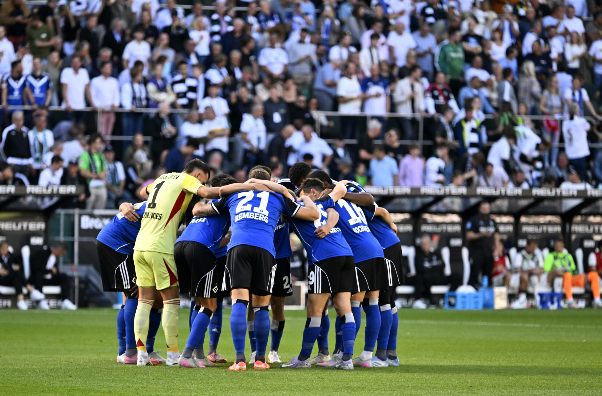 Die HSV-Profis schwören sich vor dem 0:0 in Gladbach ein