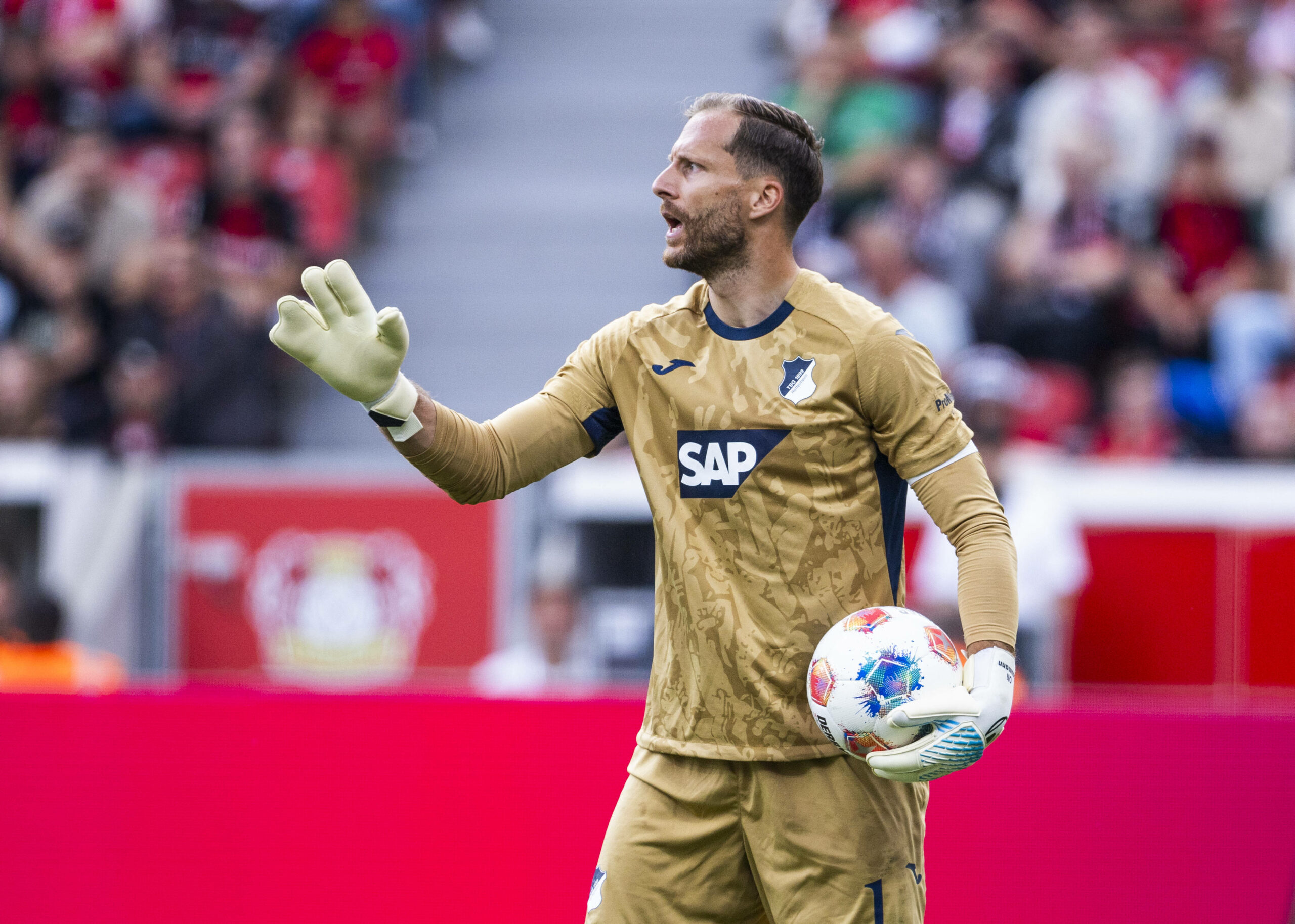 Leverkusen, BayArena: Hoffenheim-Torwart Oliver Baumann reagiert im Bundesligaspiel gegen Bayer Leverkusen.