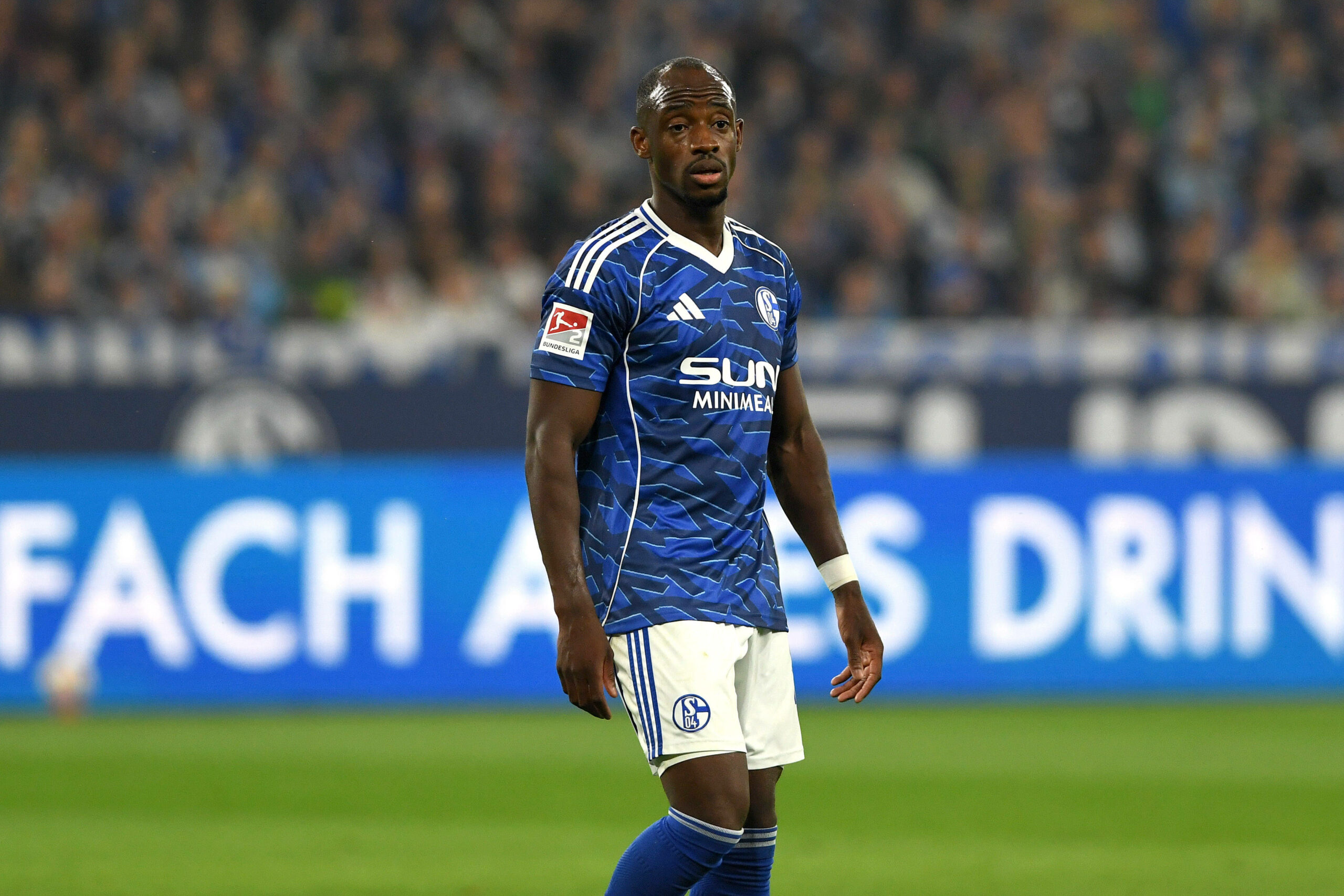 Christopher Antwi-Adjei (Schalke 04) im Zweitliga-Duell gegen den VfL Bochum in der Veltins-Arena.