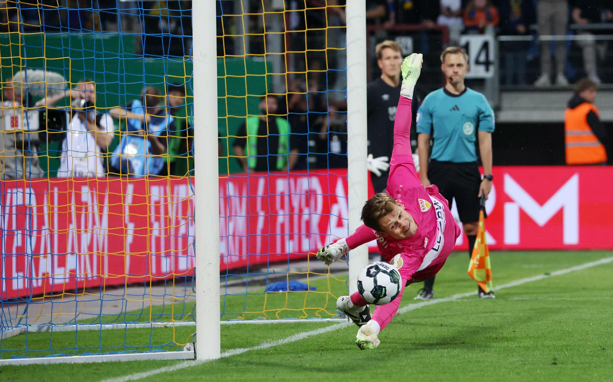 Braunschweig: Alexander Nübel (VfB Stuttgart) pariert im Elfmeterschießen des DFB-Pokalspiels gegen Eintracht Braunschweig.
