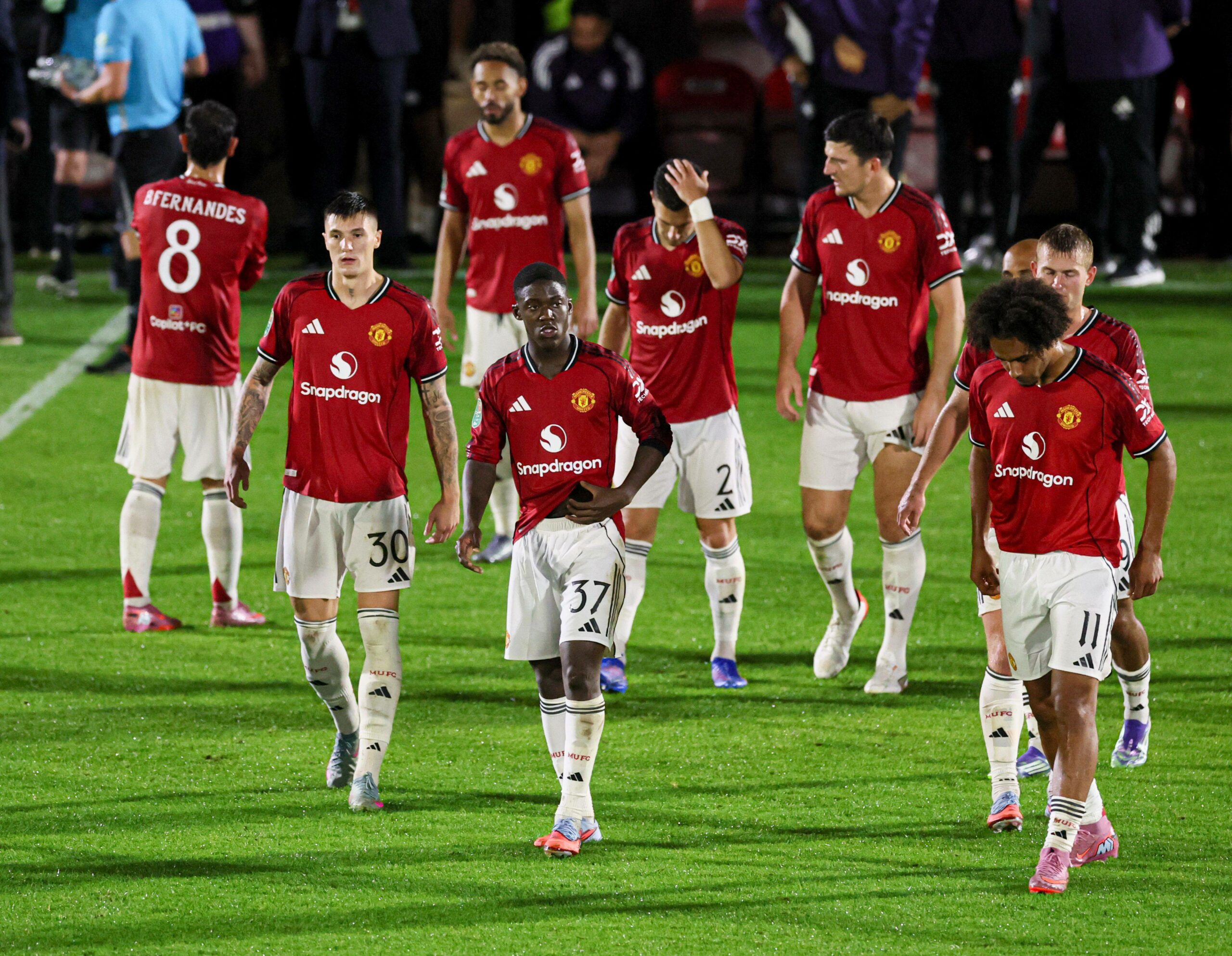 Manchester Uniteds Spieler schleichen deprimiert über den Platz