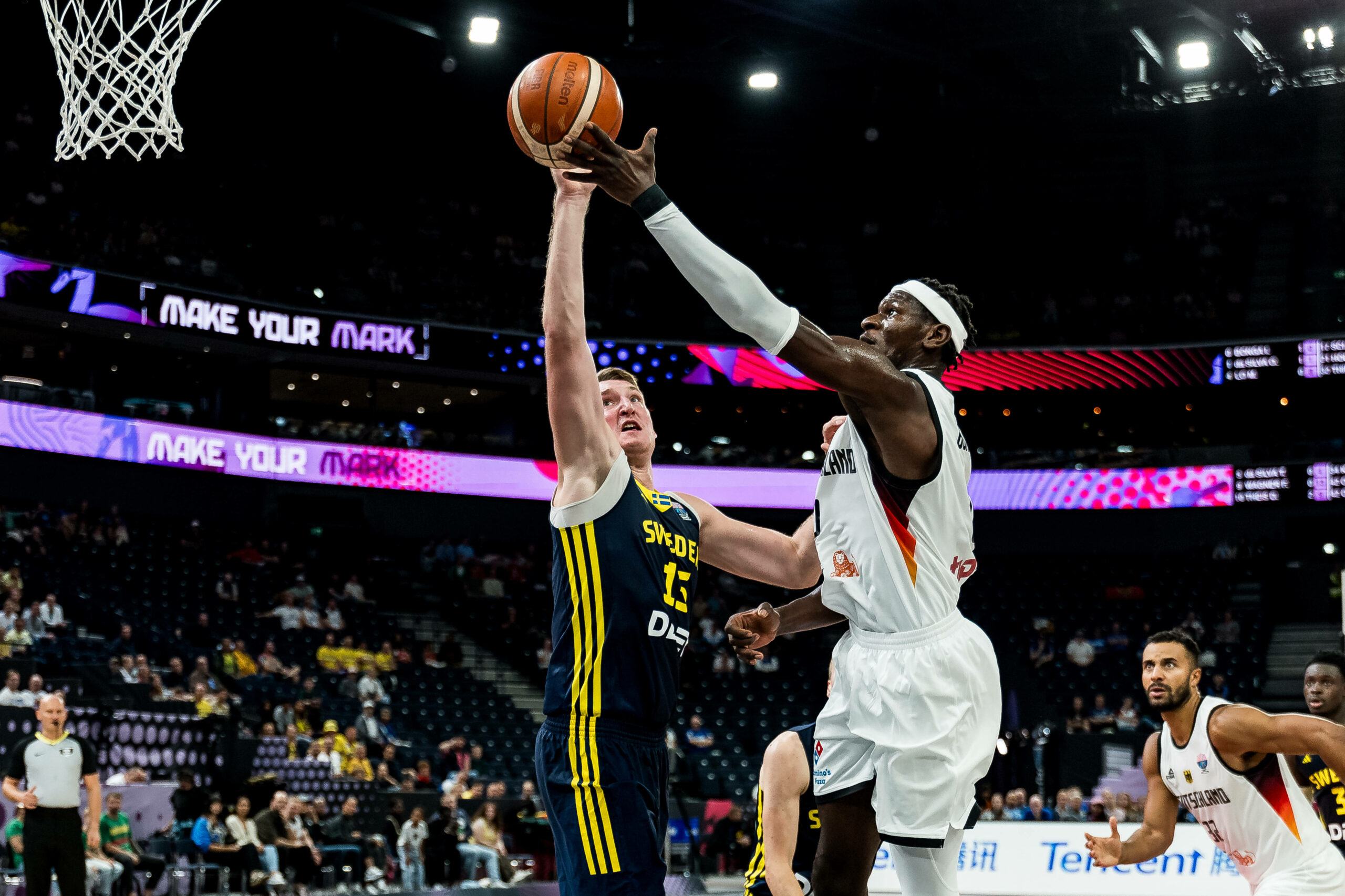 Isaac Bonga bei einem Wurf für Deutschland