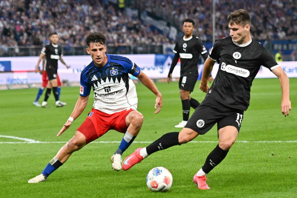 St. Paulis Arkadiusz Pyrka im Duell mit Nicolás Cpaldo vom HSV