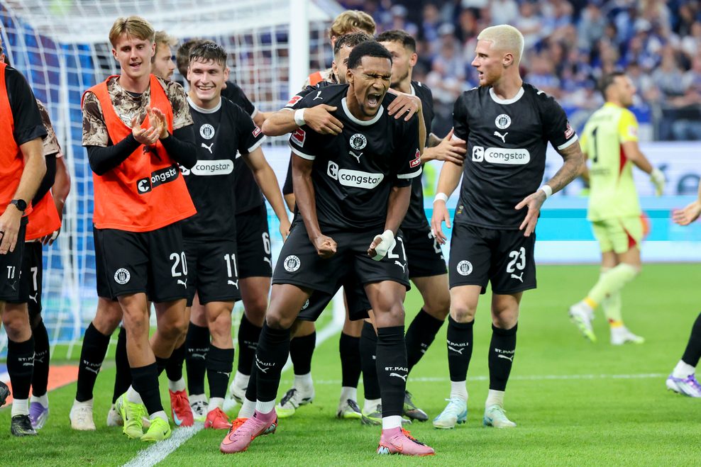 Andreas Hountondji feiert sein 2:0 für St. Pauli im Derby gegen den HSV
