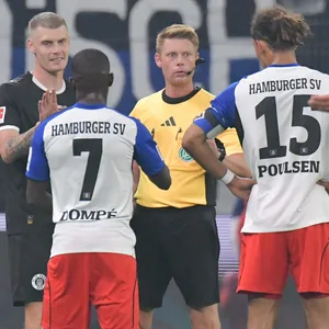 Eric Smith, Jean-Luc Dompé und Yussuf Poulsen stehen um Schiedsrichter Christian Dingert herum