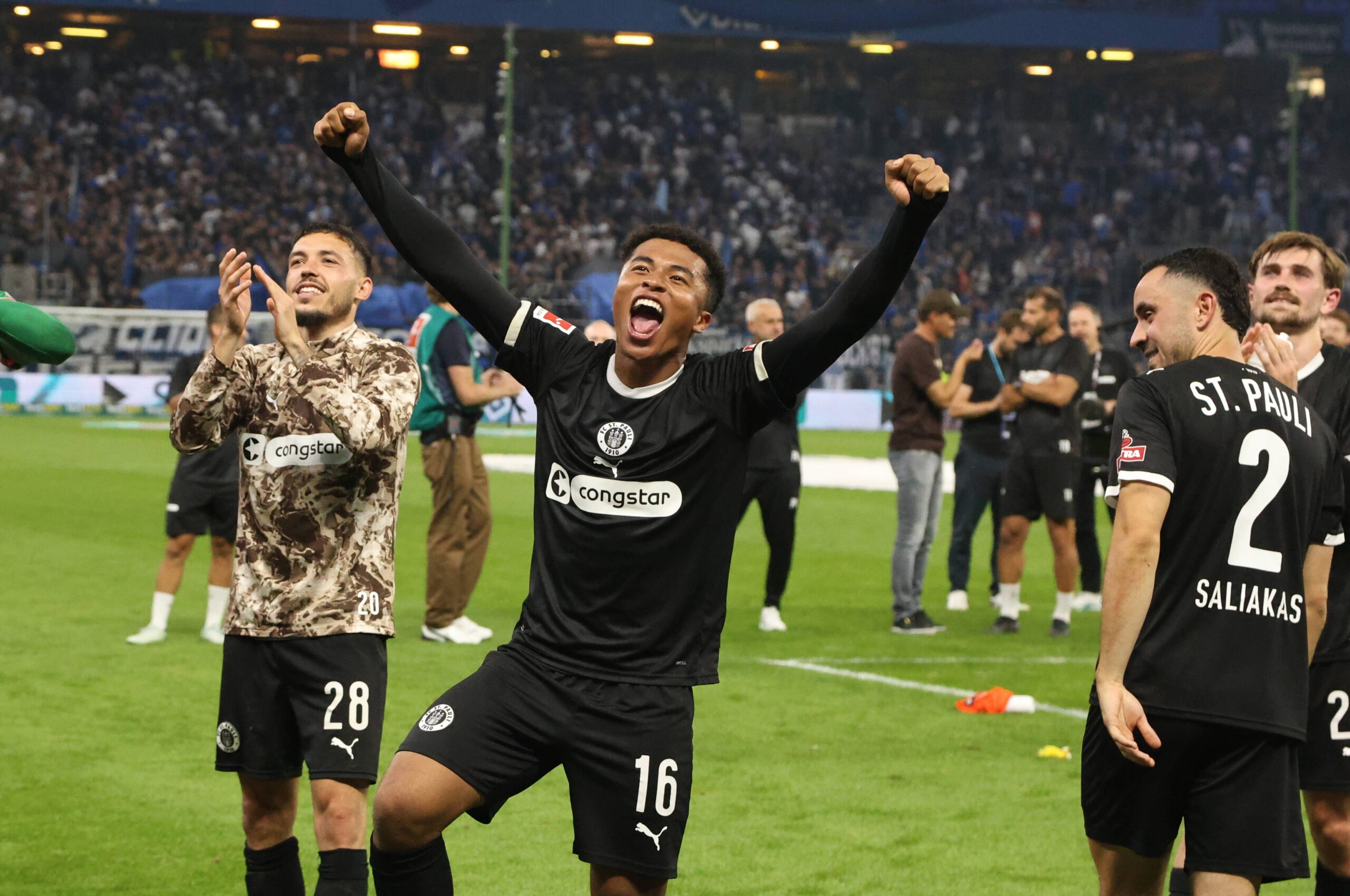 Joel Chima Fujita jubelt nach dem Derby-Sieg