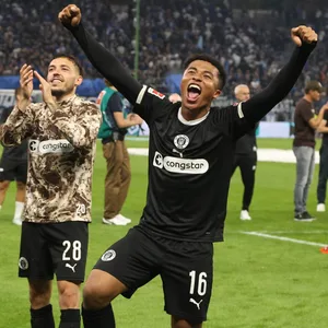 Joel Chima Fujita jubelt nach dem Derby-Sieg