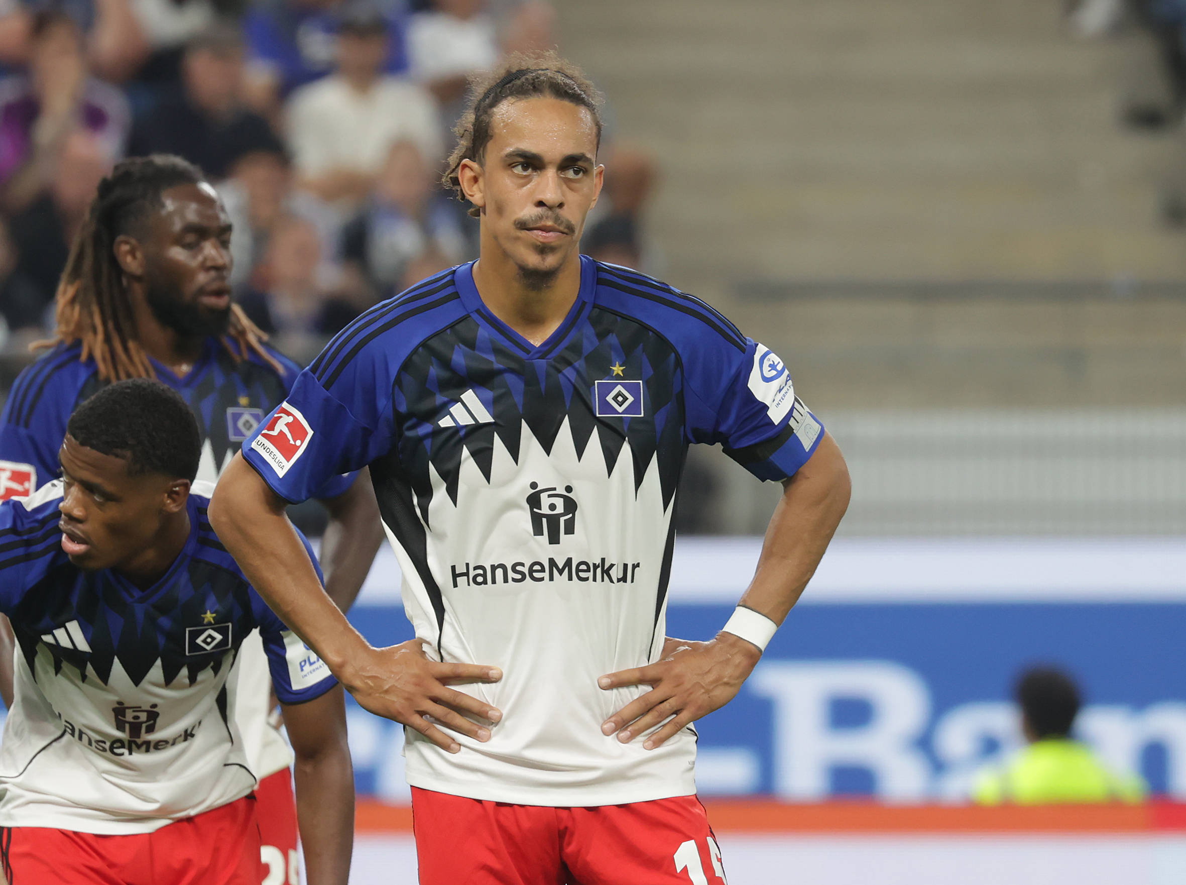 Yussuf Poulsen stützt die Arme in die Hüfte