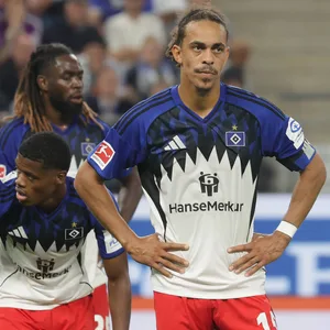Yussuf Poulsen stützt die Arme in die Hüfte