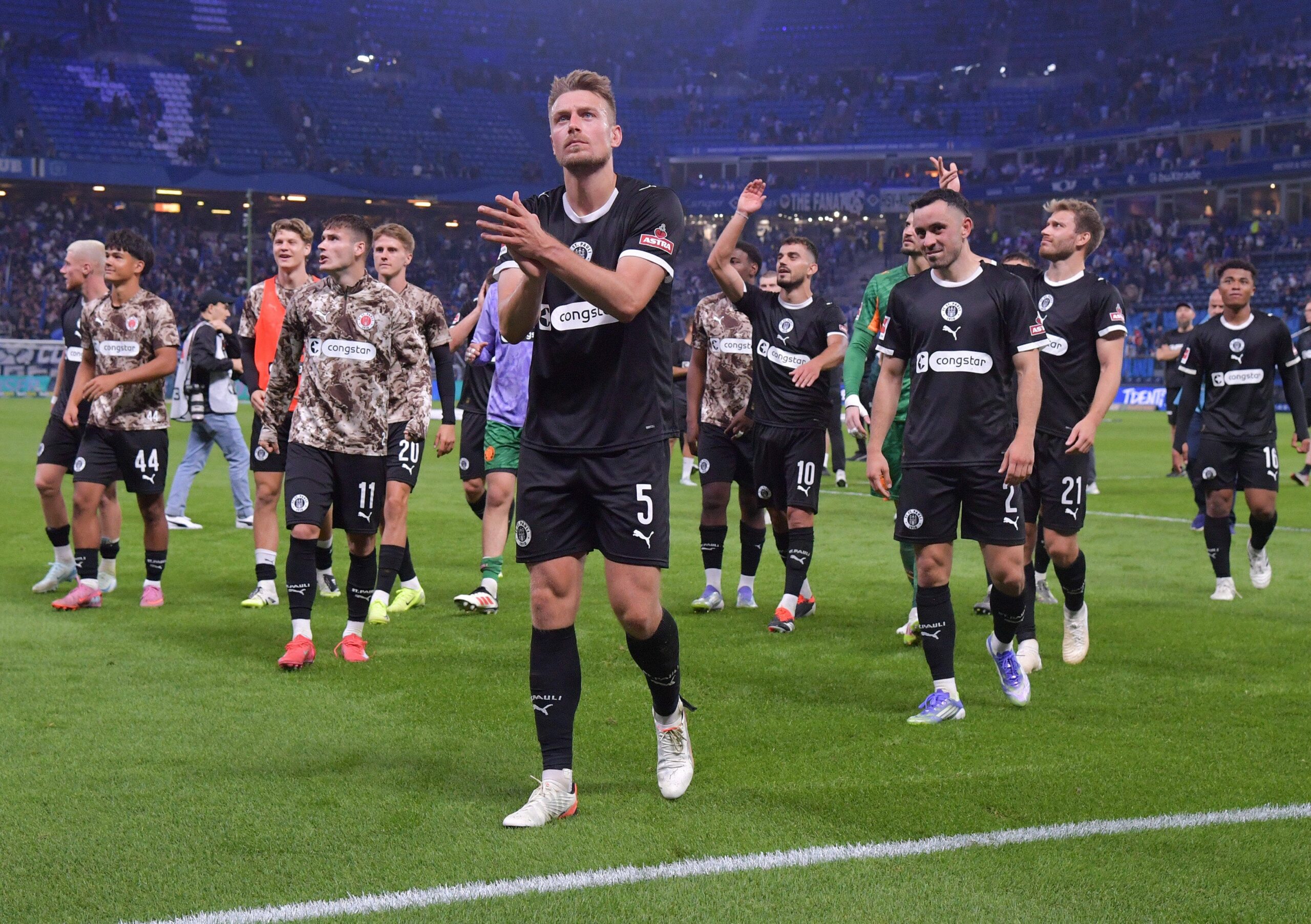 Hauke Wahl führt die Mannschaft nach dem Derby-Sieg vor die Fankurve