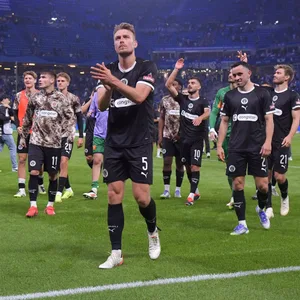 Hauke Wahl führt die Mannschaft nach dem Derby-Sieg vor die Fankurve