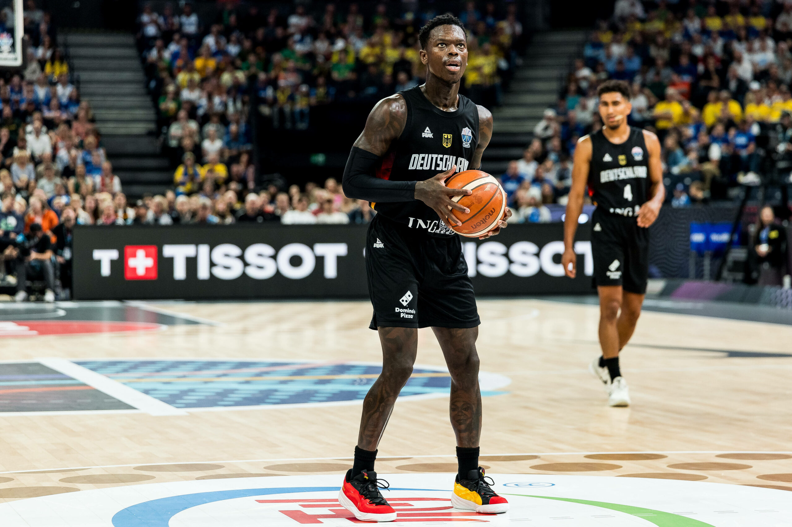 Dennis Schröder mit dem Ball in der Hand