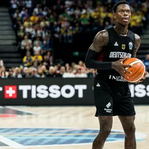 Dennis Schröder mit dem Ball in der Hand