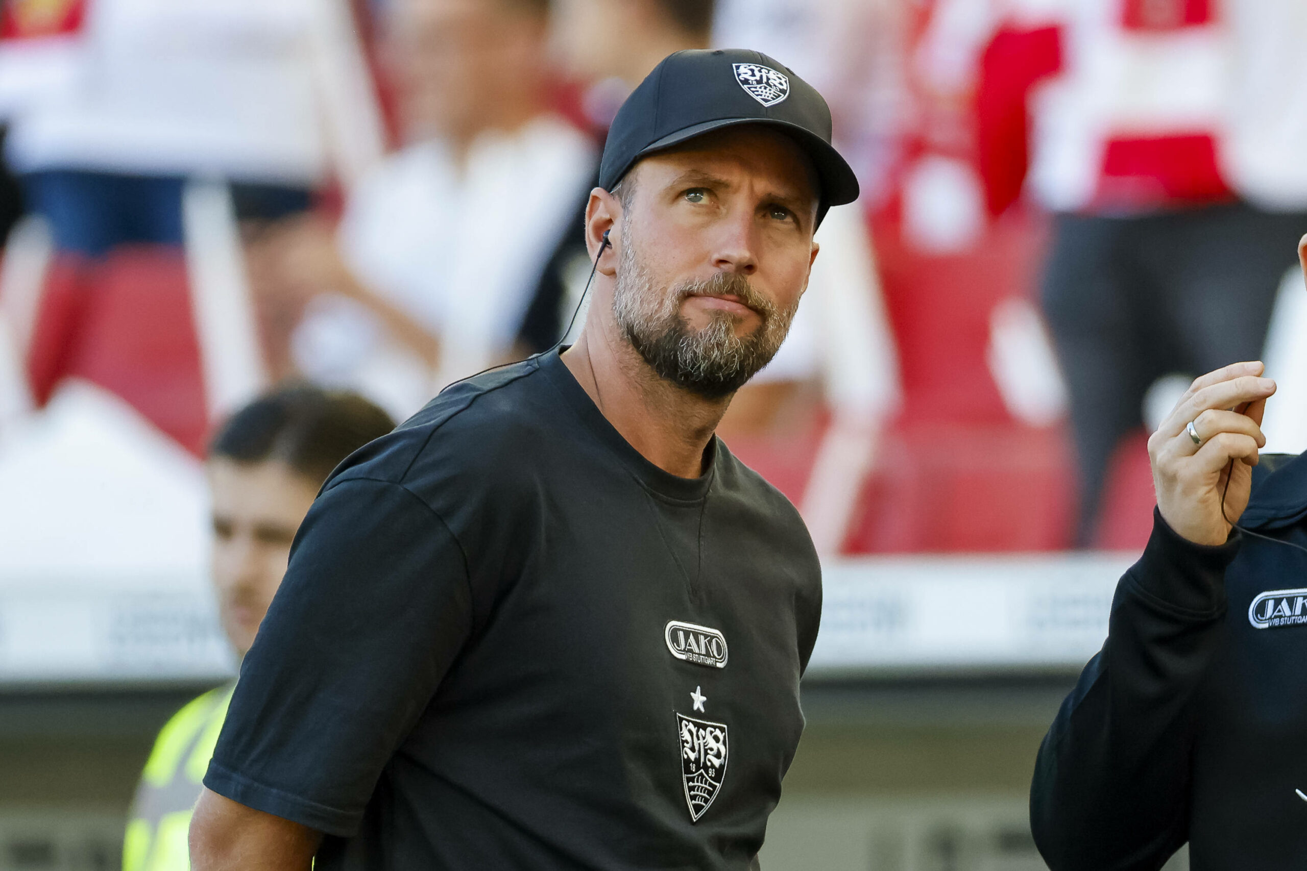 Sebastian Hoeneß mit Stuttgart-Kleidung
