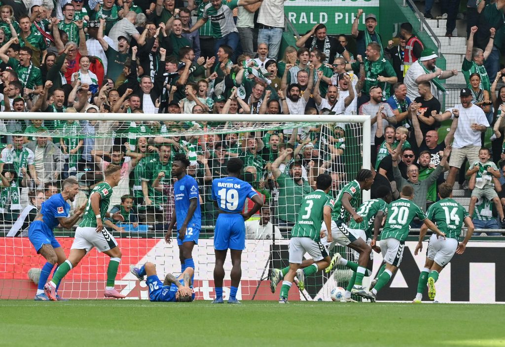 Die Bremer Spieler jubeln, Leverkusens Spieler sind enttäuscht