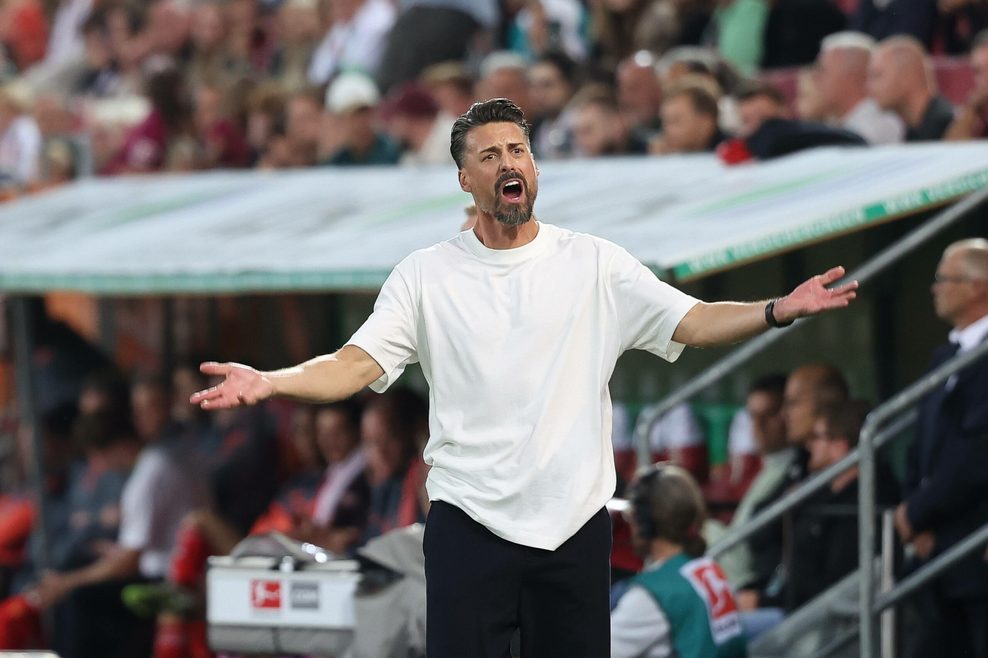 Sandro Wagner (Augsburg) pusht die Fans im Heimspiel gegen Bayern.