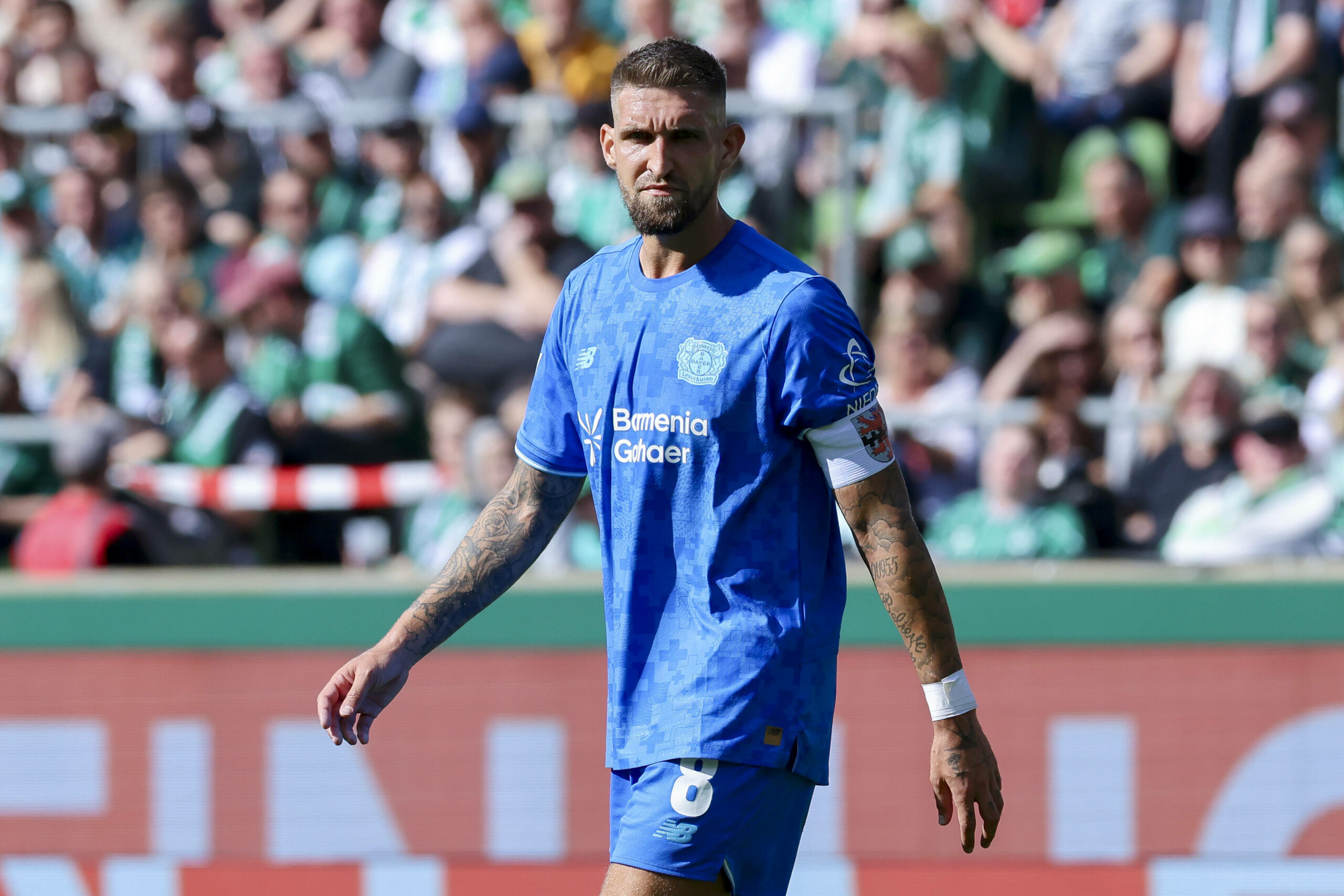 Bayer-Kapitän Robert Andrich im blauen Trikot