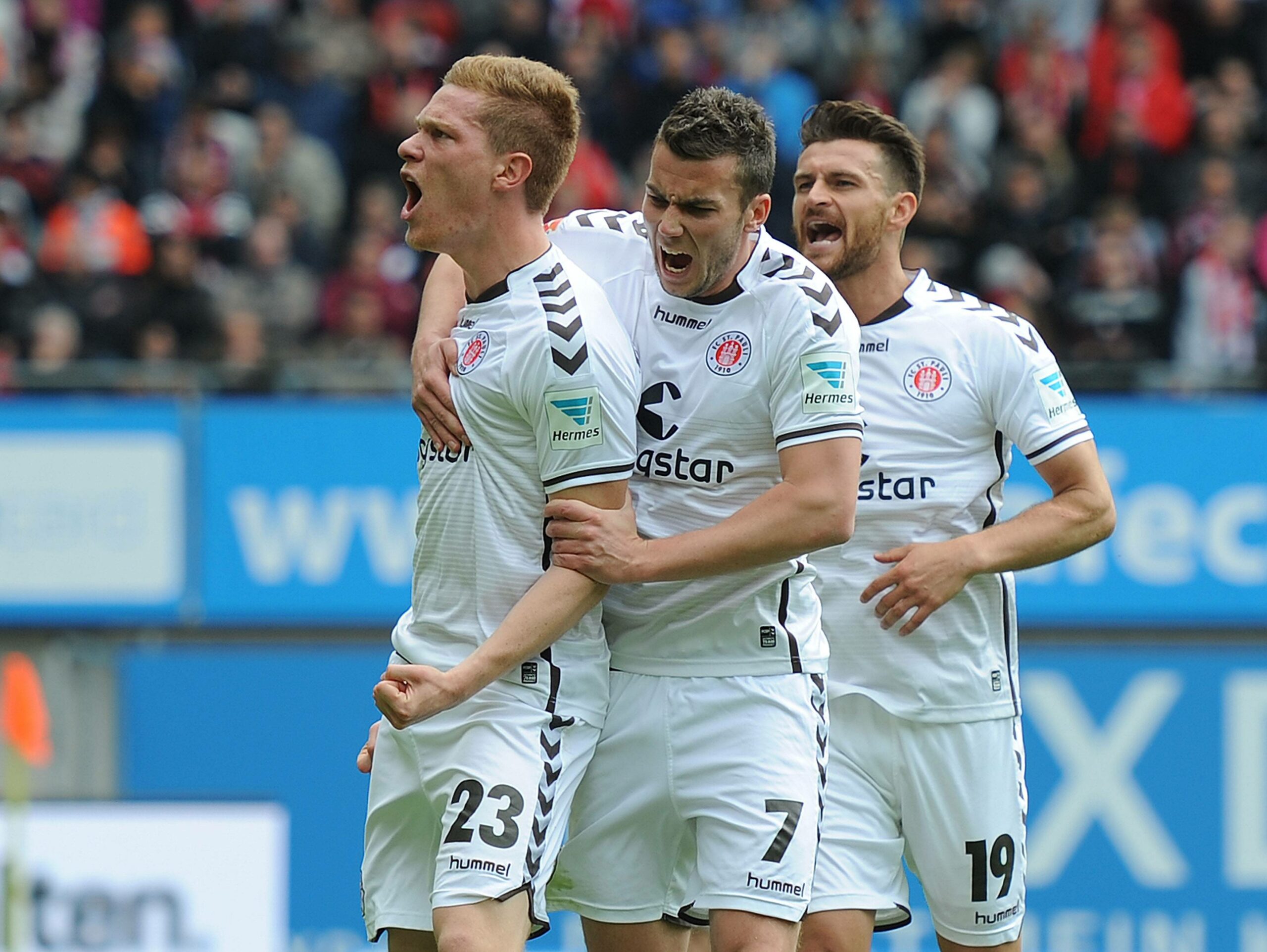 Marcel Halstenberg wird von Dennis Daube und Enis Alushi beglückwünscht