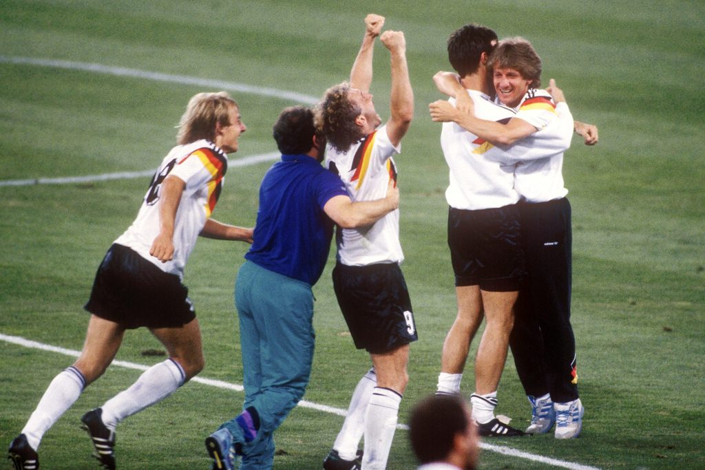 Ersatzspieler Frank Mill (r.) feiert 1990 in Rom mit der deutschen Nationalmannschaft den Weltmeister-Titel