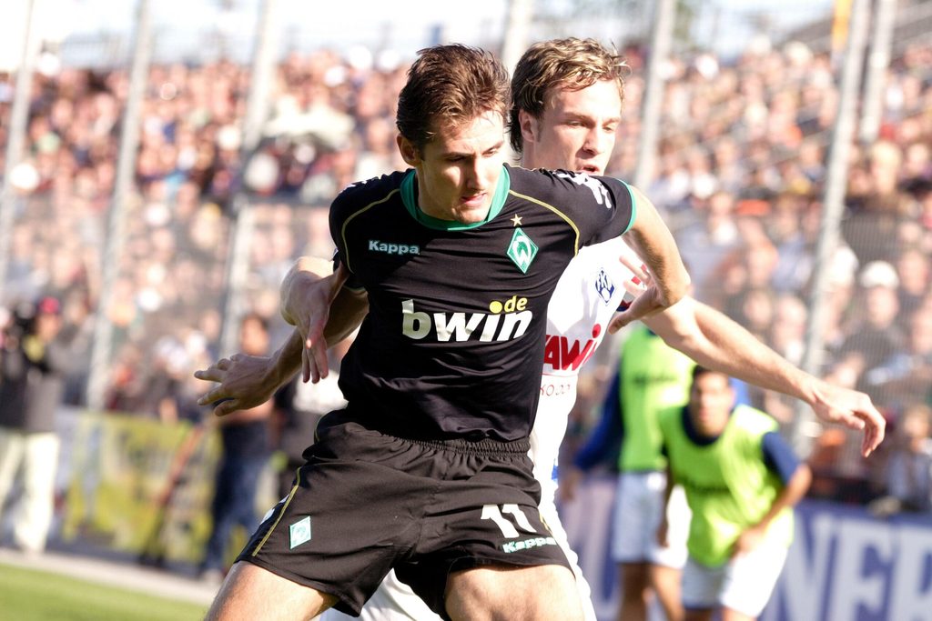 Pirmasenser Pokal-Geschichte: Im Sommer 2006 gewann der FK nach Elfmeterschießen gegen Miro Klose (vorn im Bild) und Werder Bremen.