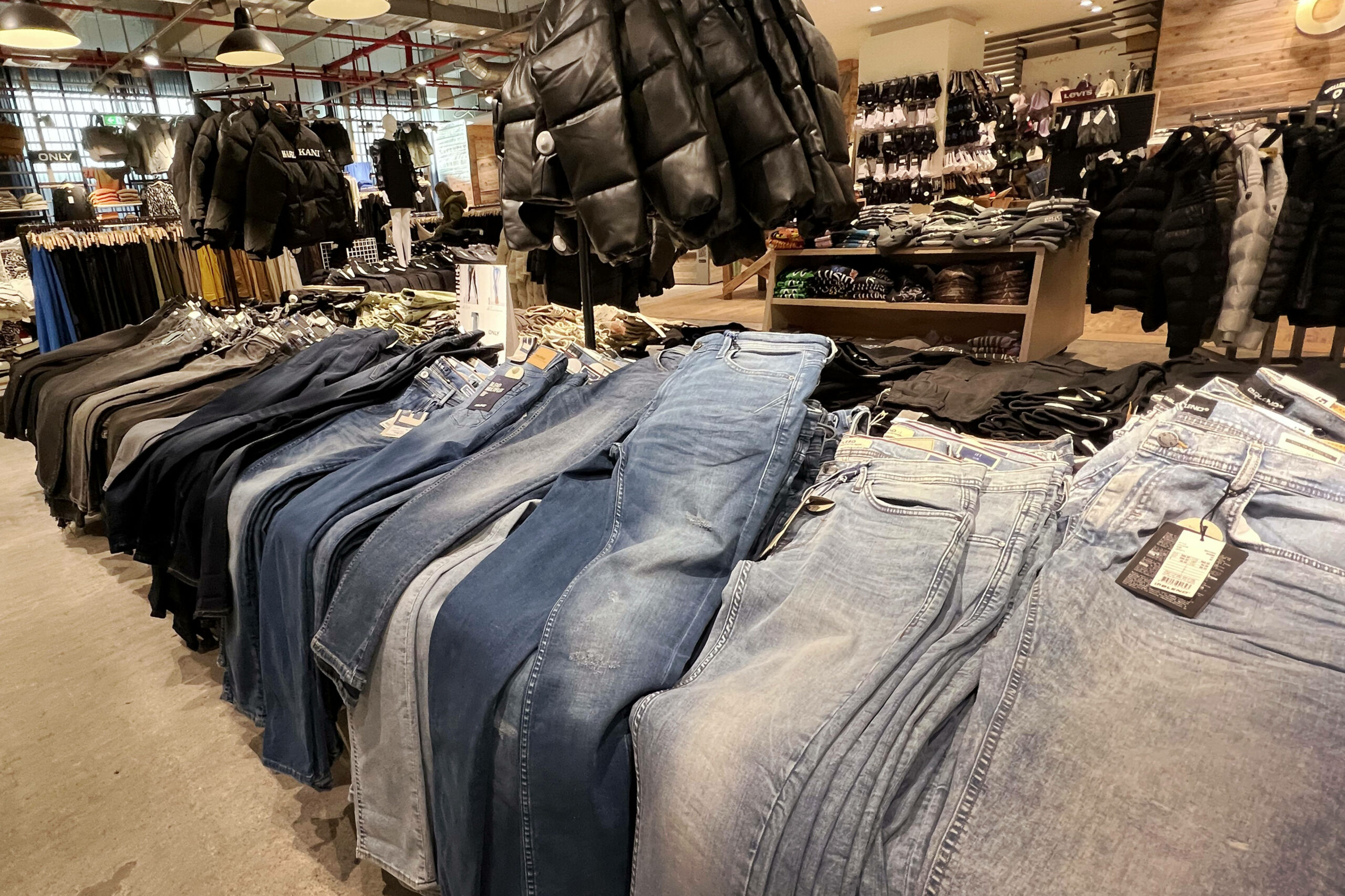 Jeans liegen in einem Modegeschäft (Symbolbild).