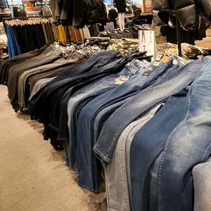 Jeans liegen in einem Modegeschäft (Symbolbild).