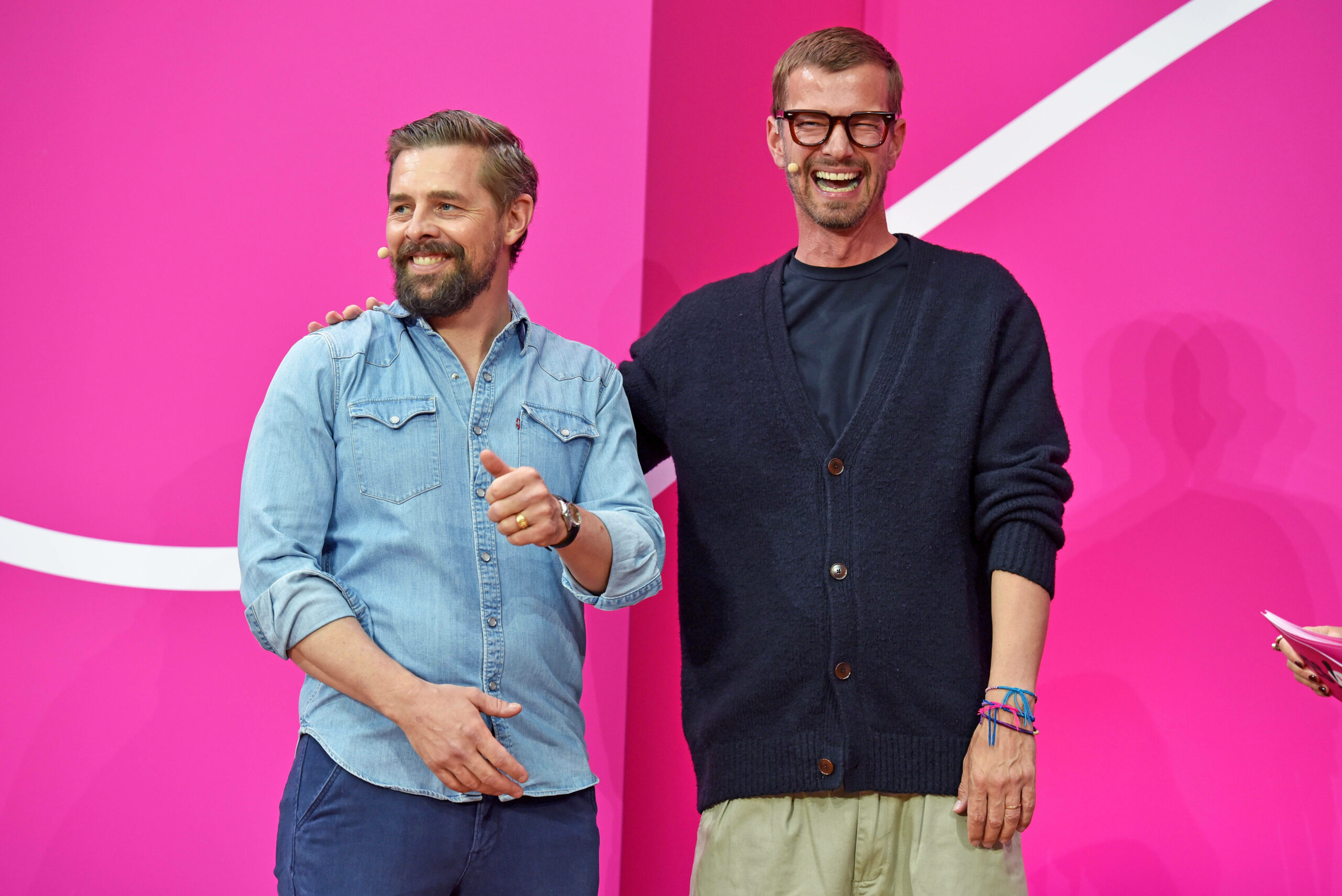Klaas Heufer-Umlauf und Joko Winterscheidt lachen auf der Bühne