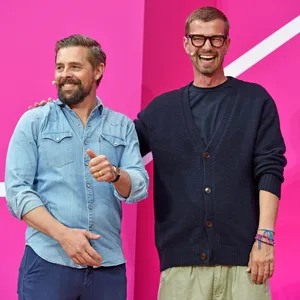 Klaas Heufer-Umlauf und Joko Winterscheidt lachen auf der Bühne