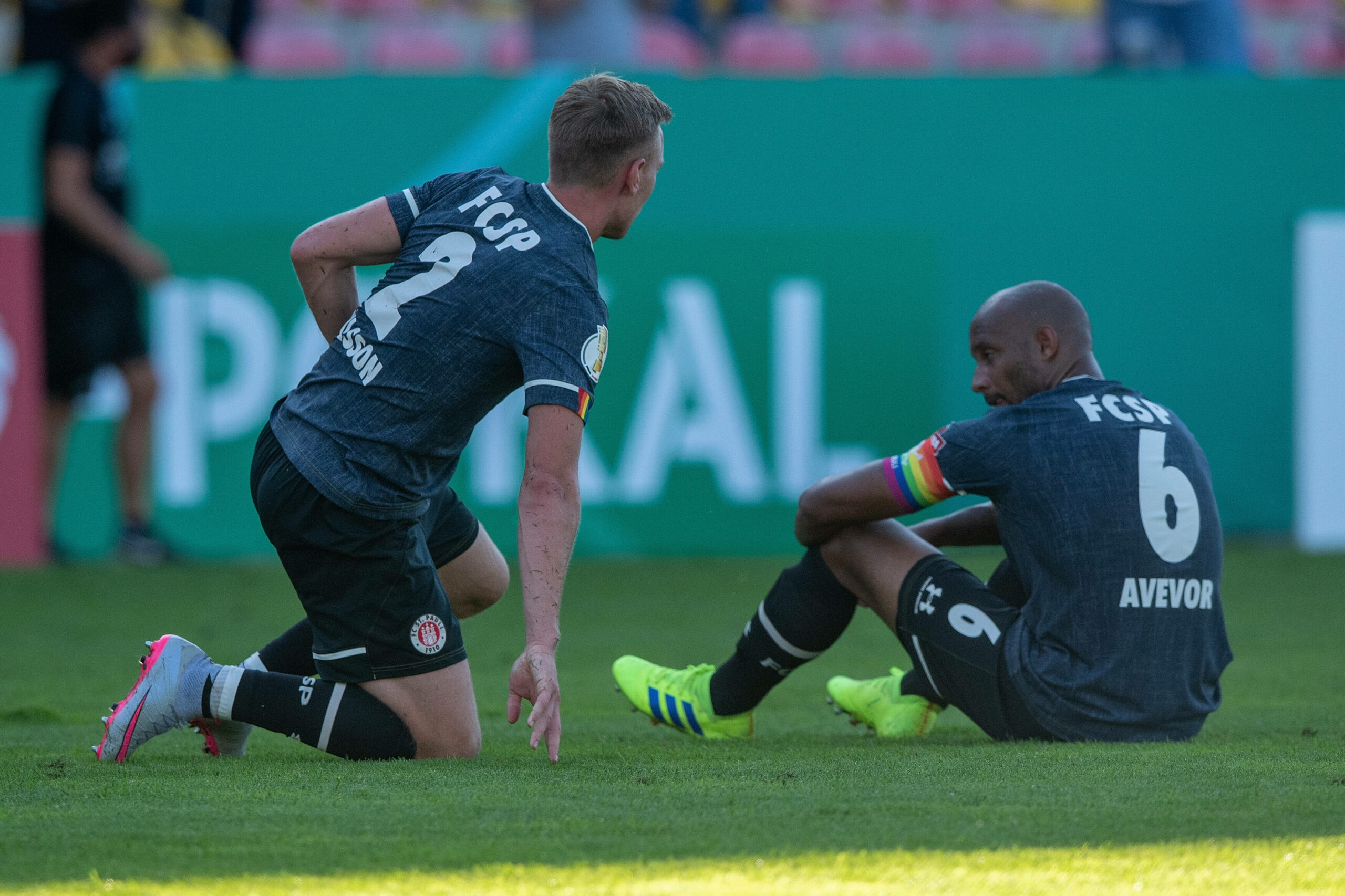 In Elversberg am Boden: Sebastian Ohlsson und Christopher Avevor nach St. Paulis Pokal-Aus 2020