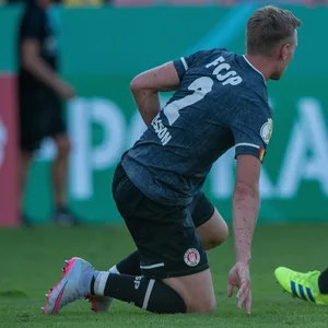 In Elversberg am Boden: Sebastian Ohlsson und Christopher Avevor nach St. Paulis Pokal-Aus 2020
