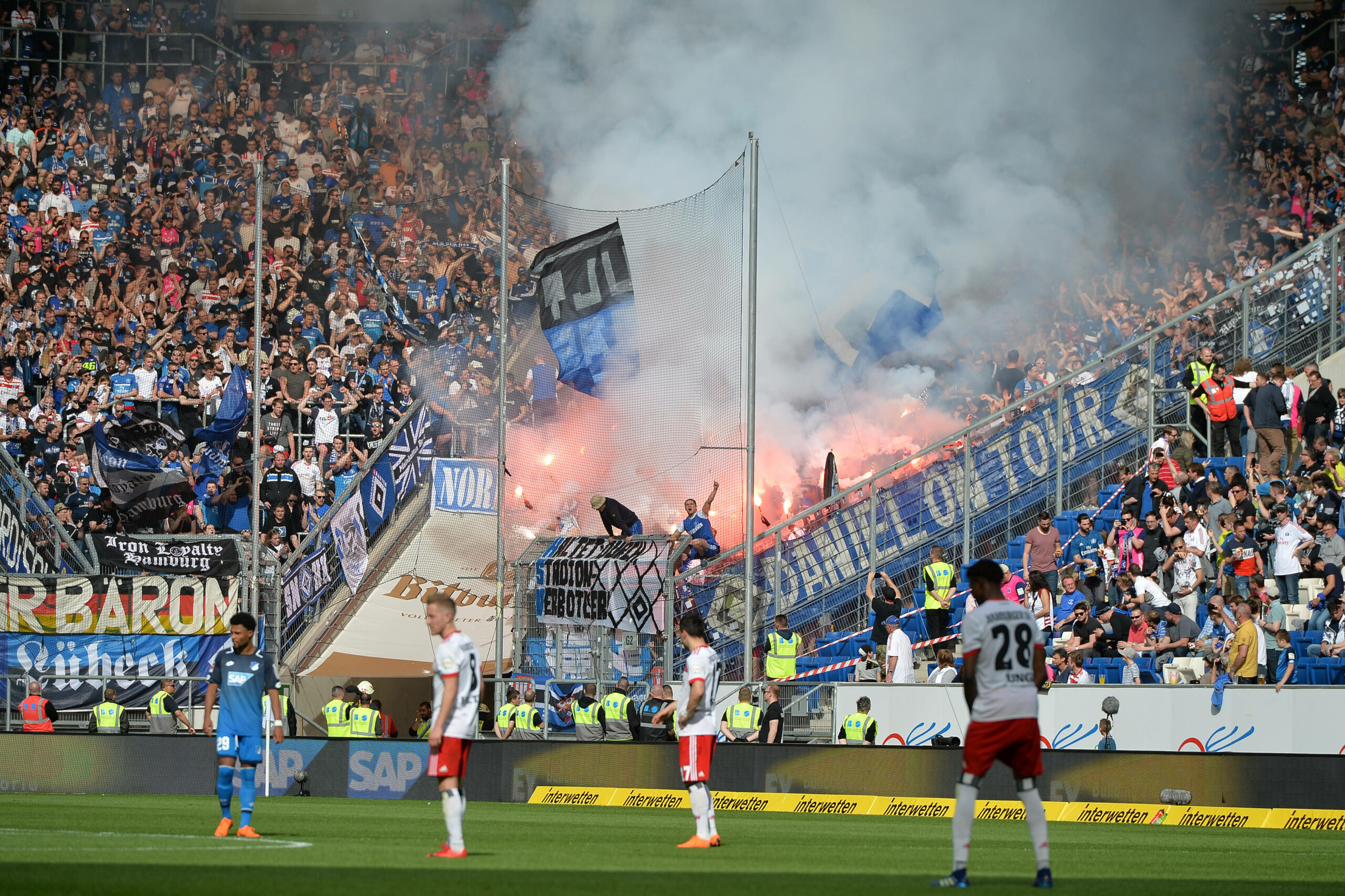 Bengalo im Gästeblock des HSV in Hoffenheim