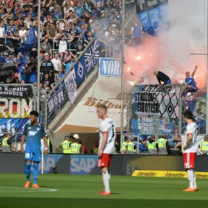 Bengalo im Gästeblock des HSV in Hoffenheim