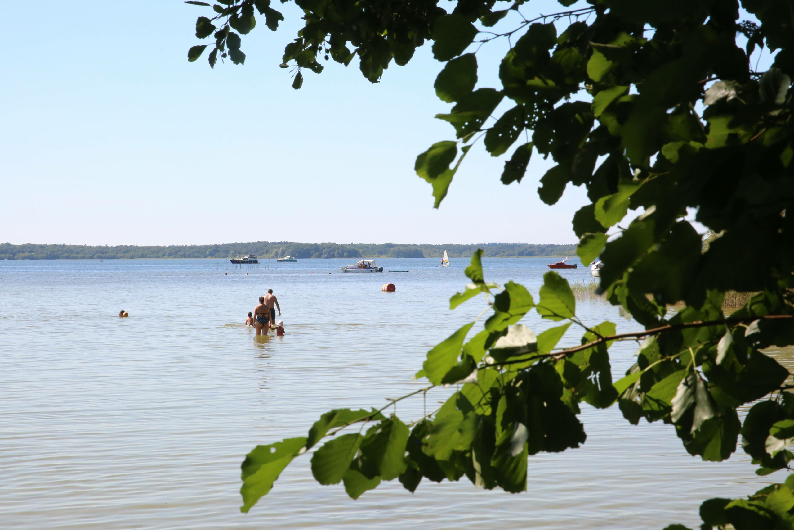 Ein Mann soll am Donnerstagnachmittag mehrere Frauen an einem See belästigt haben. (Symbolbild)