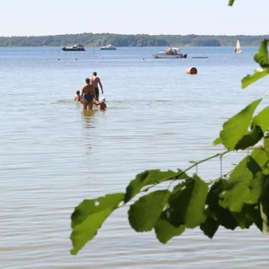 Ein Mann soll am Donnerstagnachmittag mehrere Frauen an einem See belästigt haben. (Symbolbild)