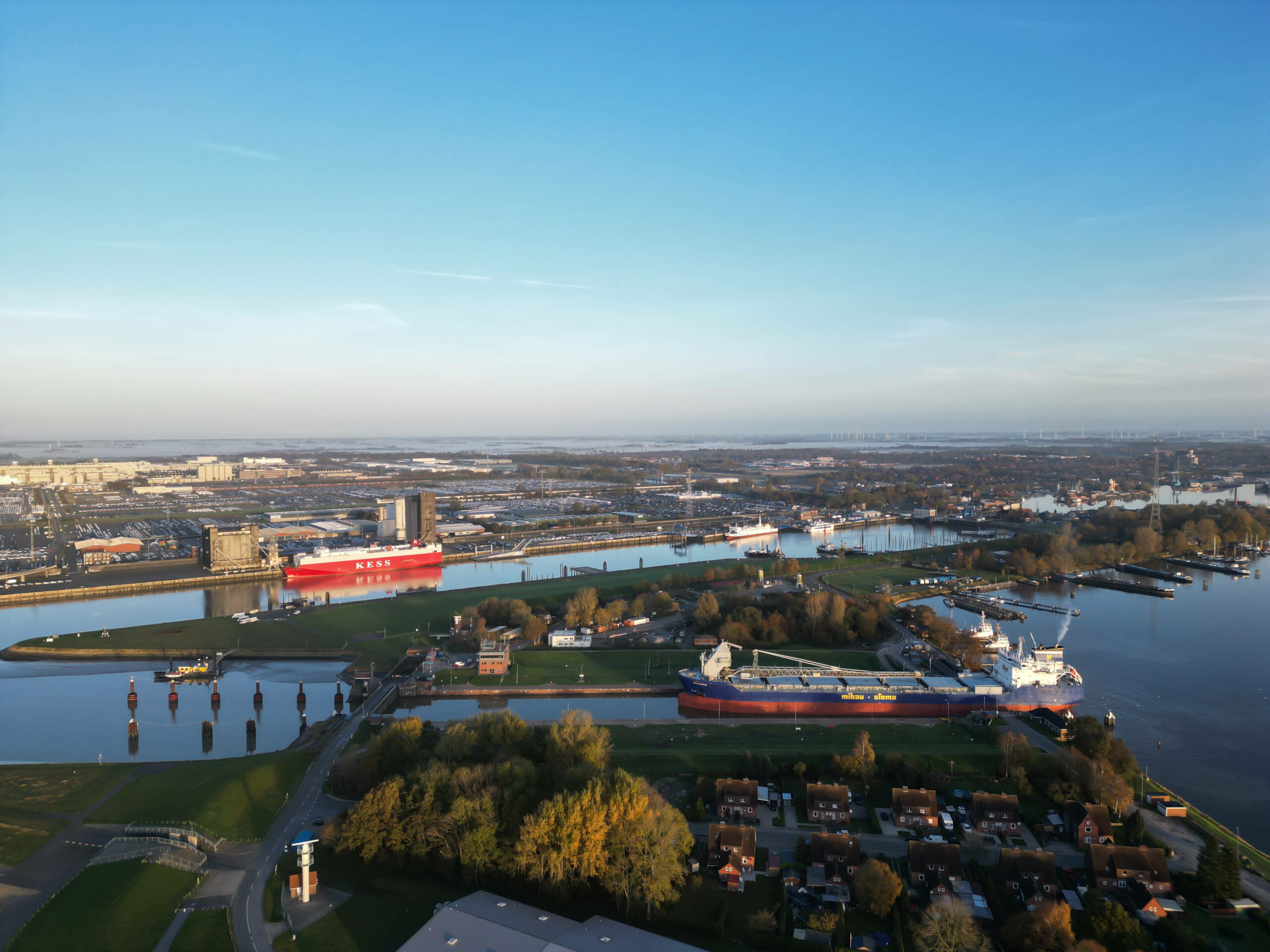 Blick über den Hafen von Emden