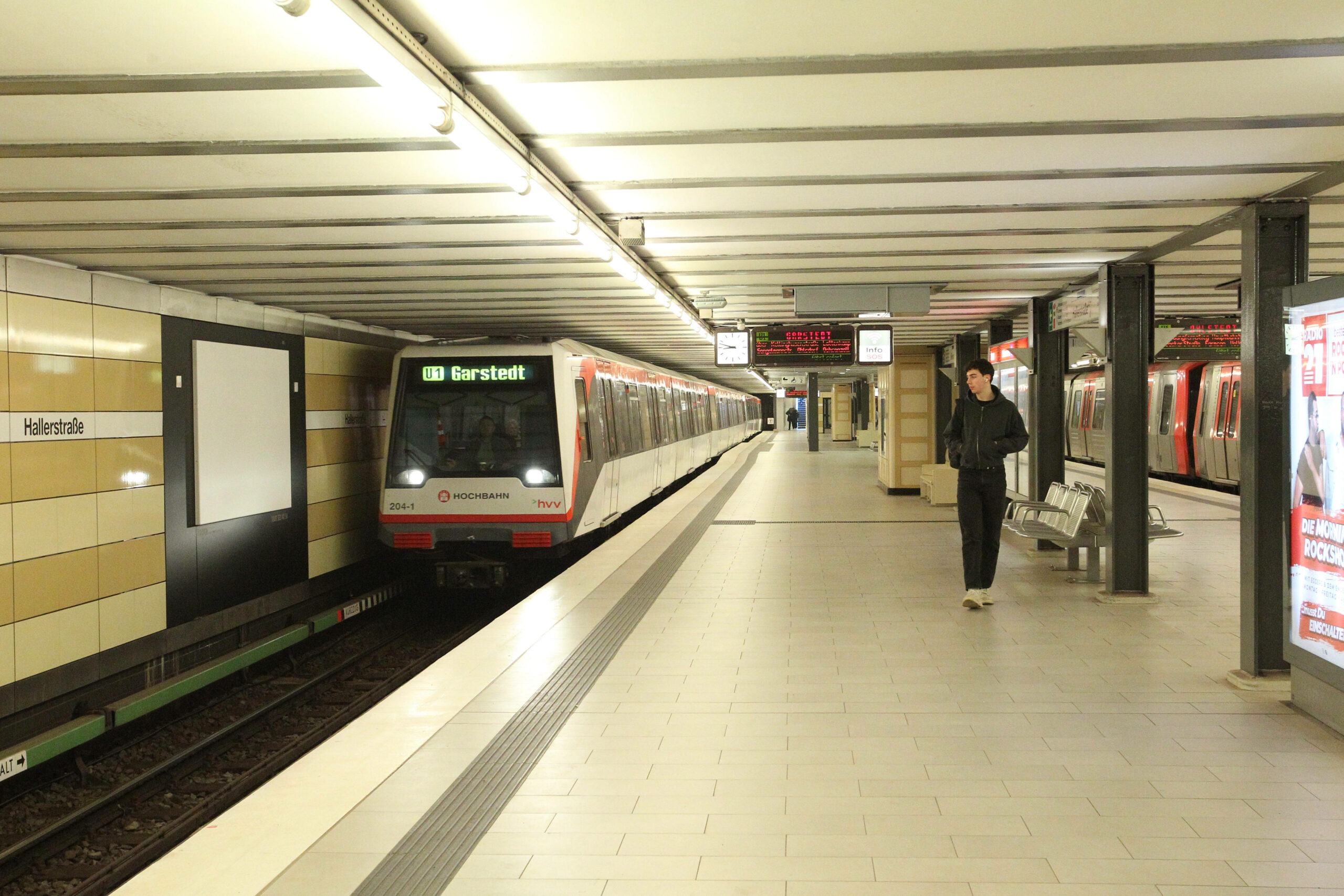Ein Zug der U-Bahn-Linie 1 in Richtung Garstedt.