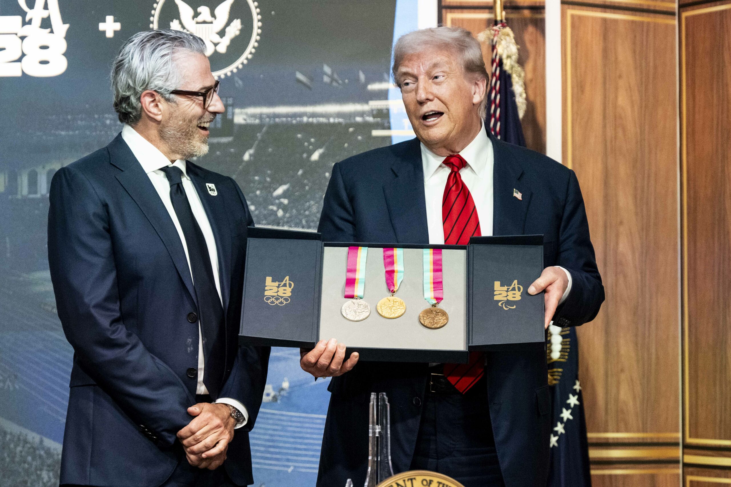 Washington, USA: Casey Wasserman, Chef des Organisationskomitees für Olympia 2028, überreicht Präsident Donald Trump im Weißen Haus Medaillen – beim Erlass zur Gründung einer Taskforce für die Sommerspiele in Los Angeles.