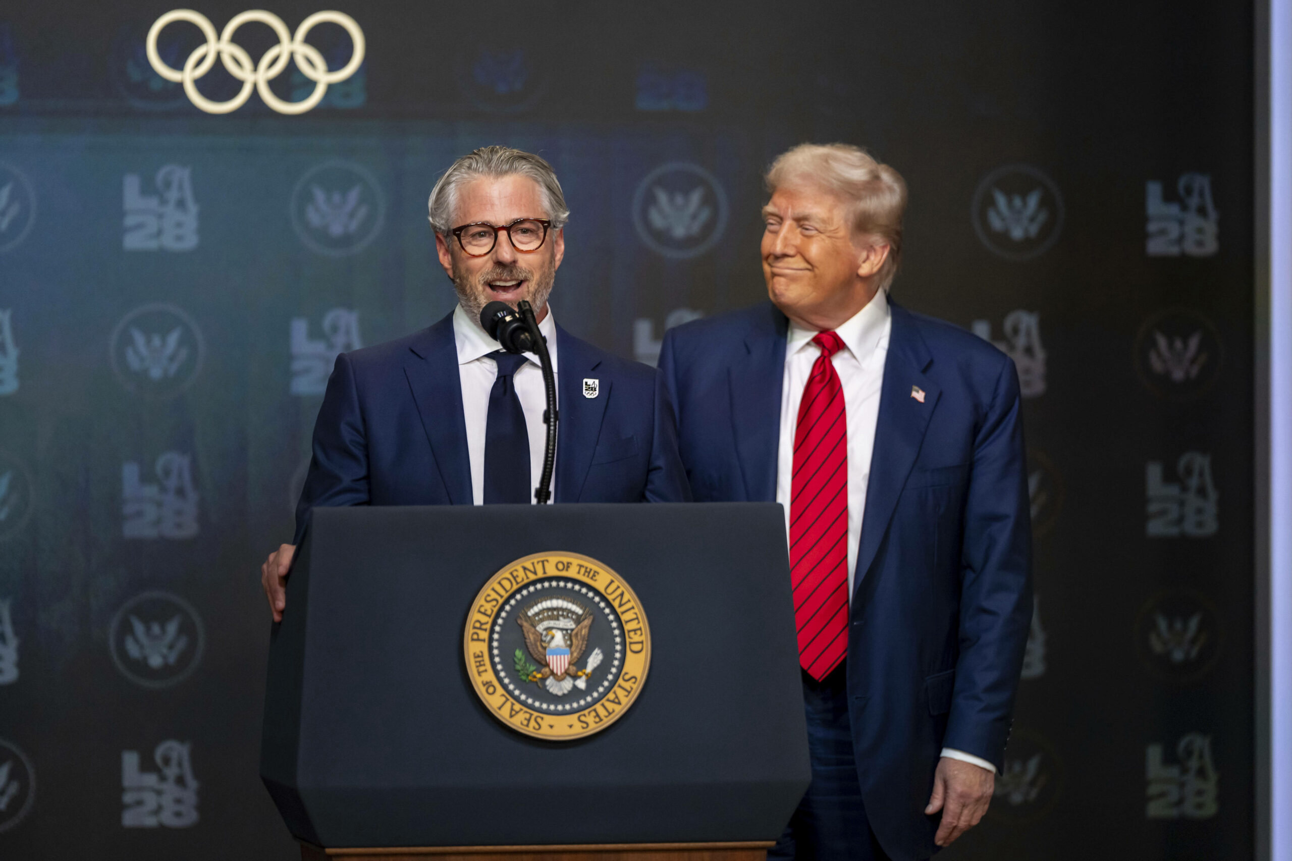 Casey Wasserman hält eine Rede, neben ihm Präsident Donald Trump