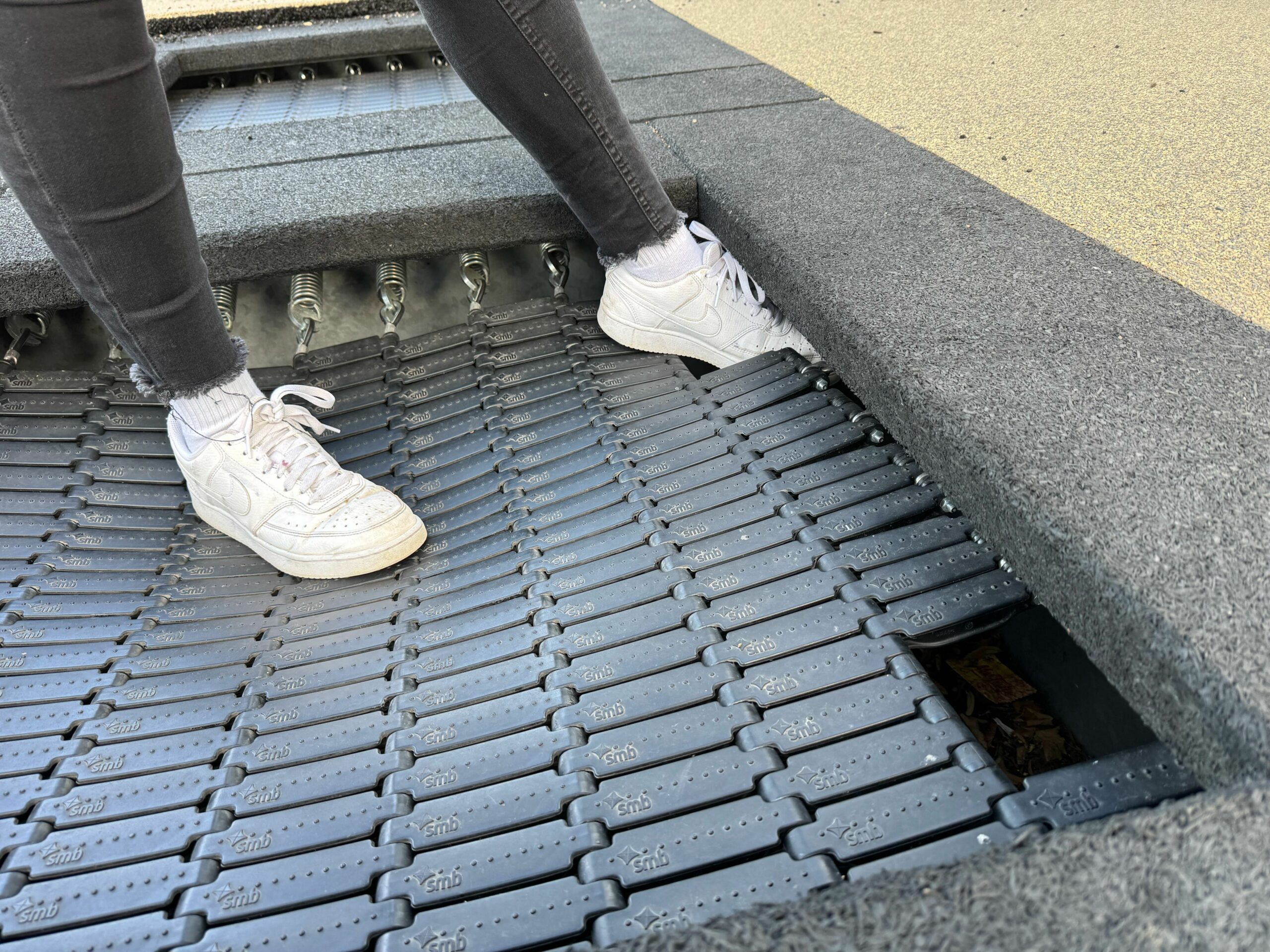 Die Trampoline am Jungfernstieg waren schon kurze Zeit nach der Eröffnung kaputt.