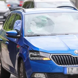 Die Windschutzscheibe des Skoda zeugt von dem verheerenden Zusammenstoß.