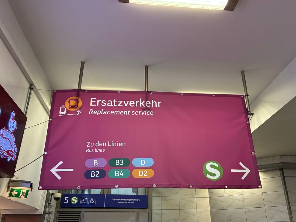 Die Schilder weisen am Bahnhof Bergedorf den Weg zu den verschiedenen Linien der Ersatzbusse.