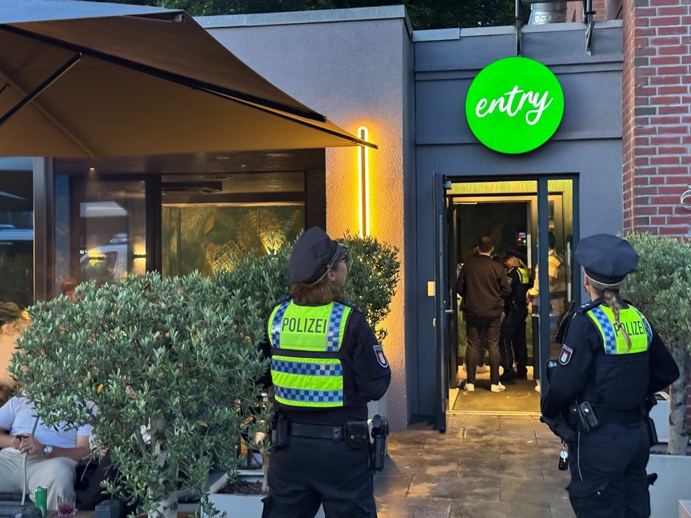 Polizisten vor dem Eingang einer der kontrollierten Shisha-Bars.