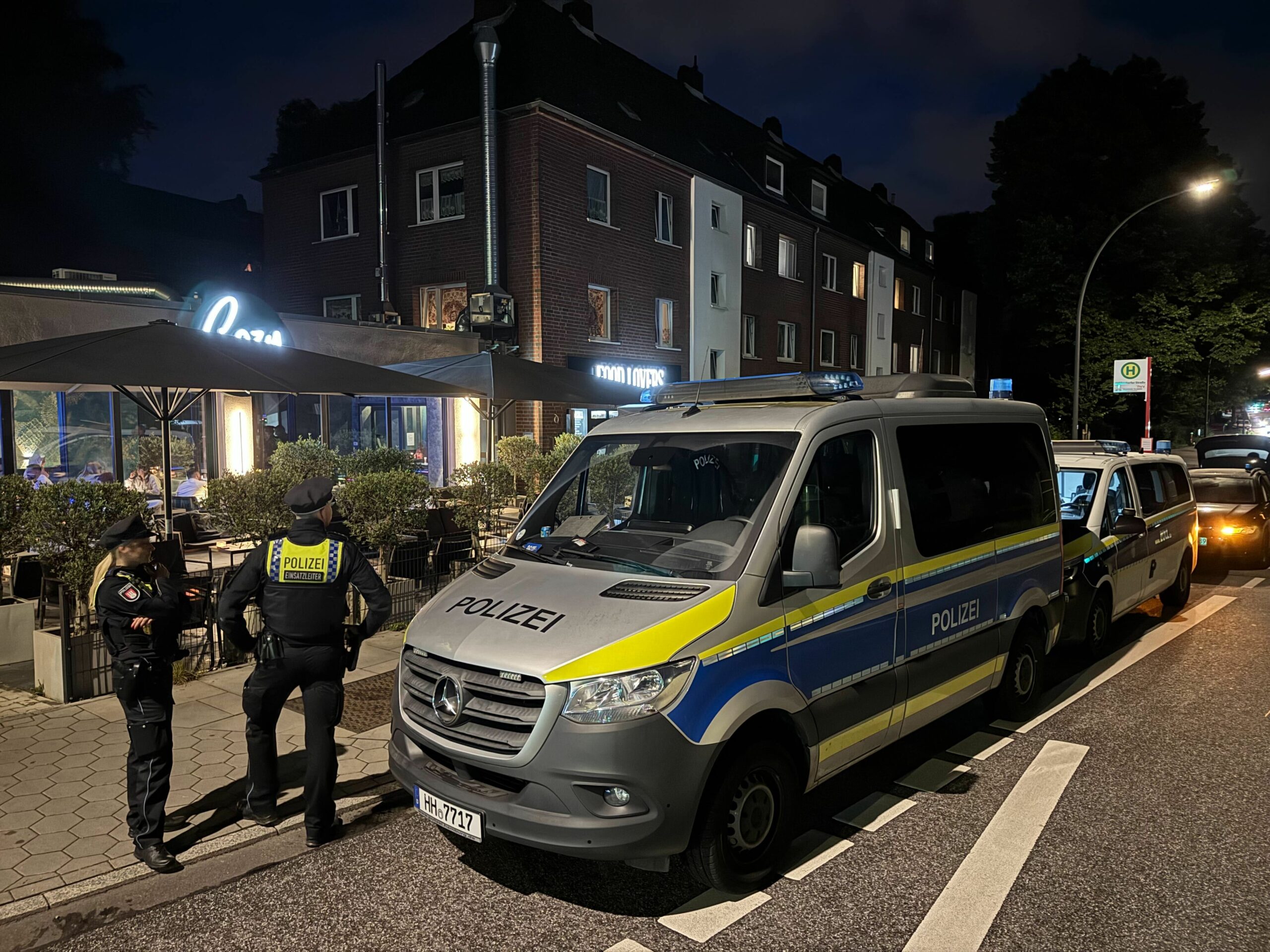Polizei-Fahrzeuge stehen vor der Shisha-Bar. In der unmittelbaren Nähe waren zuletzt wiederholt Schüsse gefallen.