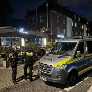 Polizei-Fahrzeuge stehen vor der Shisha-Bar. In der unmittelbaren Nähe waren zuletzt wiederholt Schüsse gefallen.