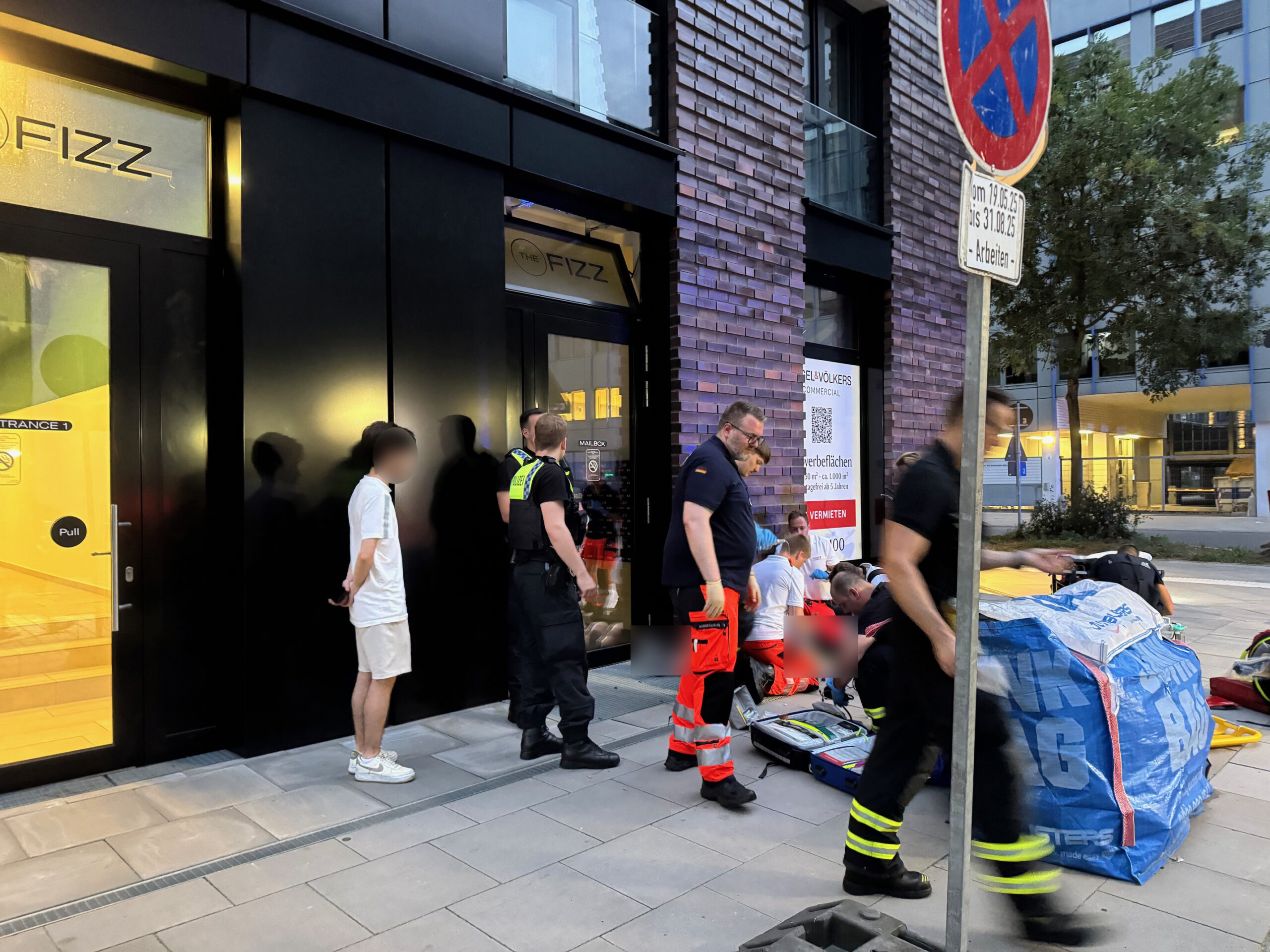 Sanitäter versorgen die verletzte Frau noch vor Ort – sie klagte über starke Schmerzen im Fuß- und Beckenbereich.