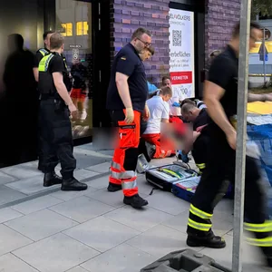 Sanitäter versorgen die verletzte Frau noch vor Ort – sie klagte über starke Schmerzen im Fuß- und Beckenbereich.